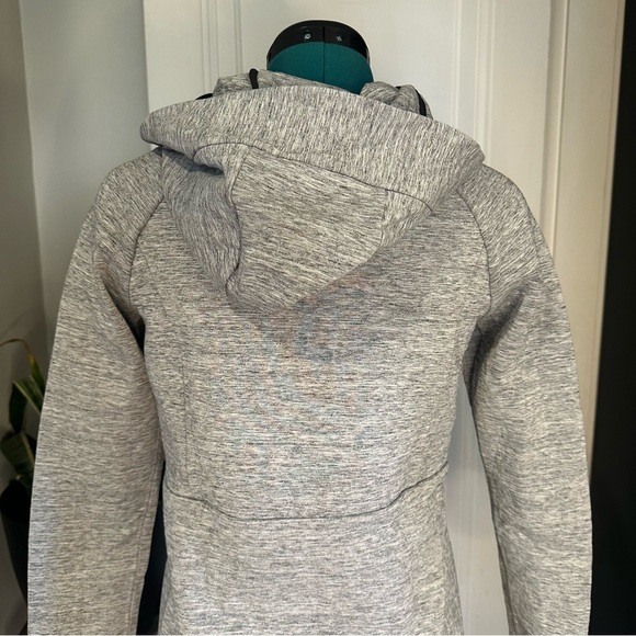 Lululemon • Going Places Hooded Jacket
Heathered Space Dyed Medium Grey size 2 - Picture 10 of 16